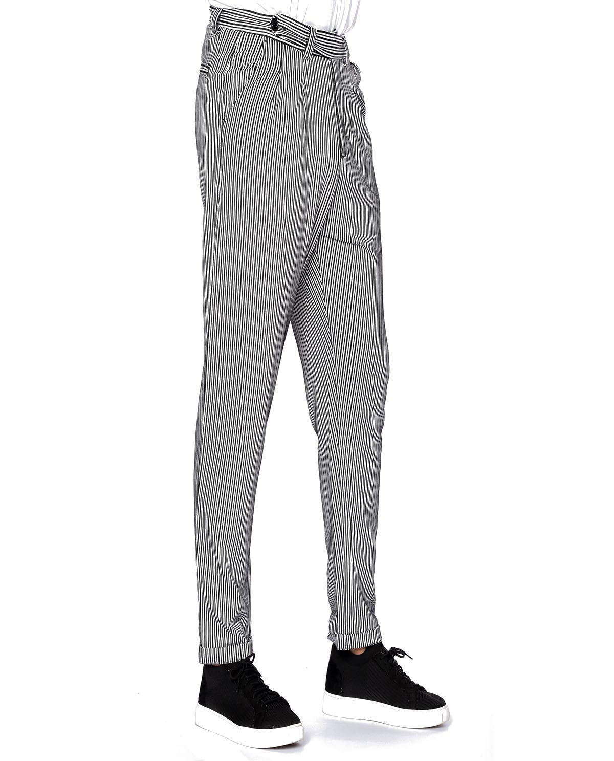 Pantalon noir à rayures blanches en coton