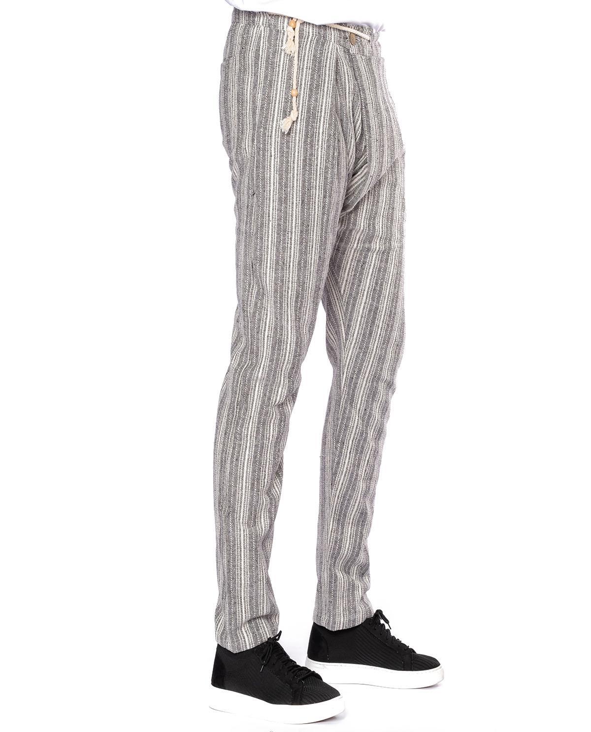Pantalon gris à rayures blanches et fermeture croisé en lin