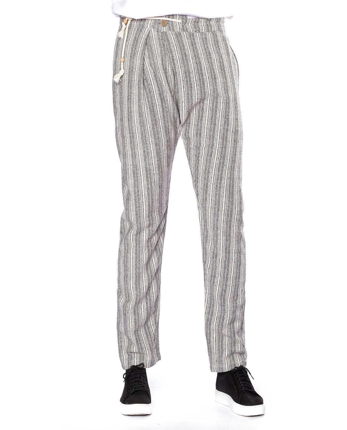 Pantalon gris à rayures blanches et fermeture croisé en lin
